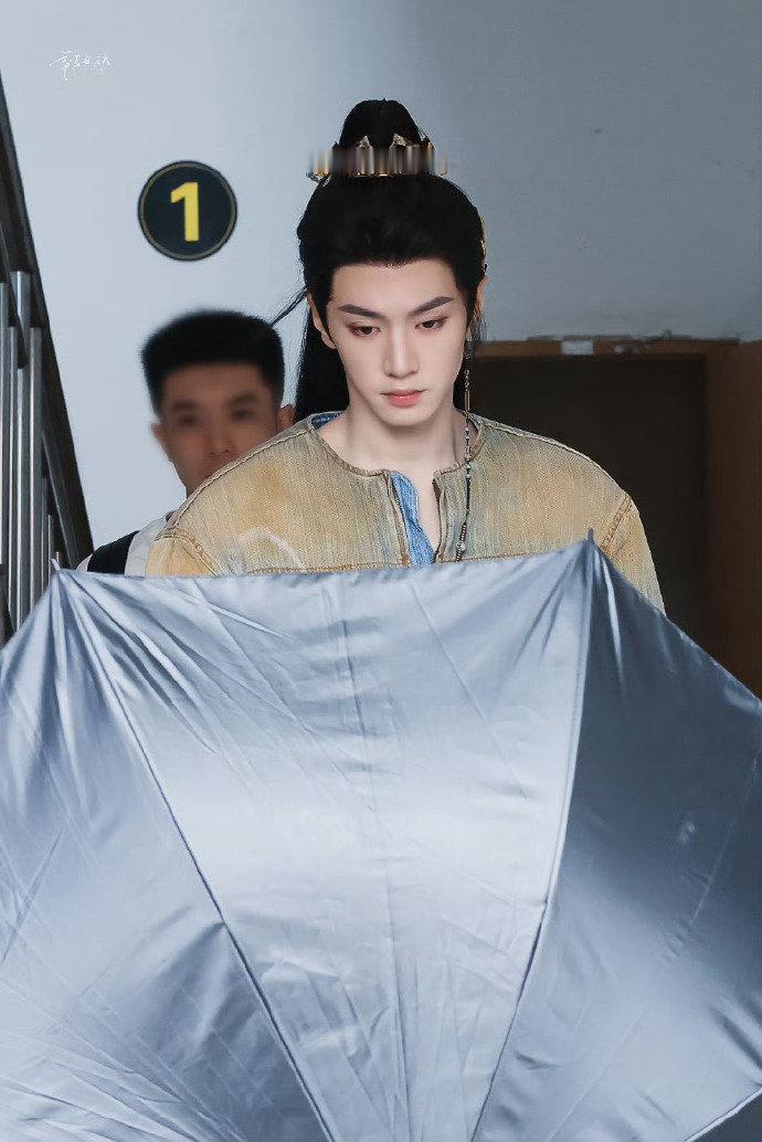 陈哲远《绾心记》出妆单边吊坠的凤随歌好美！！今天会是异域风吗！ ​​​