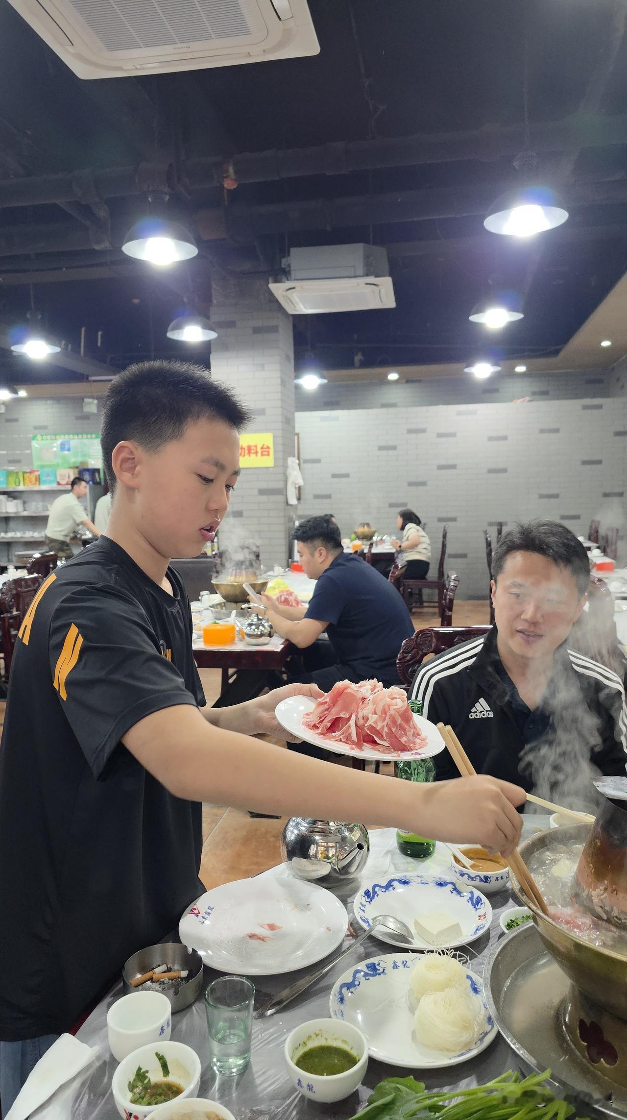 我为什么格外疼外孙……

因为他身上有我爱人的血脉，而且也有爱人的影子——随着年