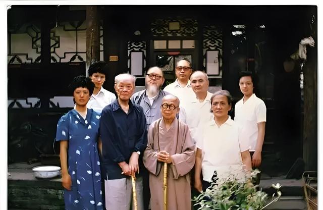 1980年代初，一张泛黄的全家福在厦门悄然定格。九位家人静立庭院，目光交汇处，是