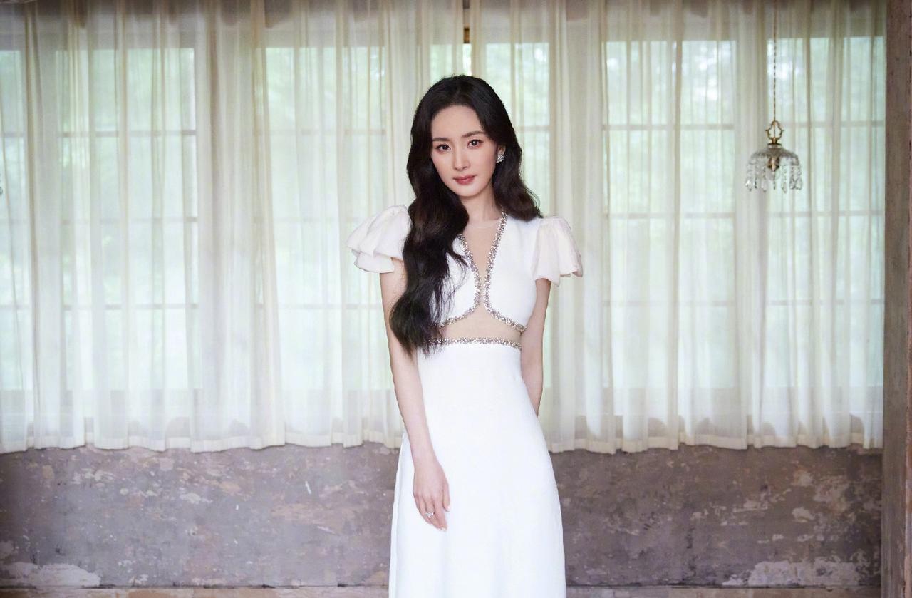 杨幂这组写真太戳人！宛若庄园里走出来的公主🎀
 
氛围感直接拉满，优雅精致的造