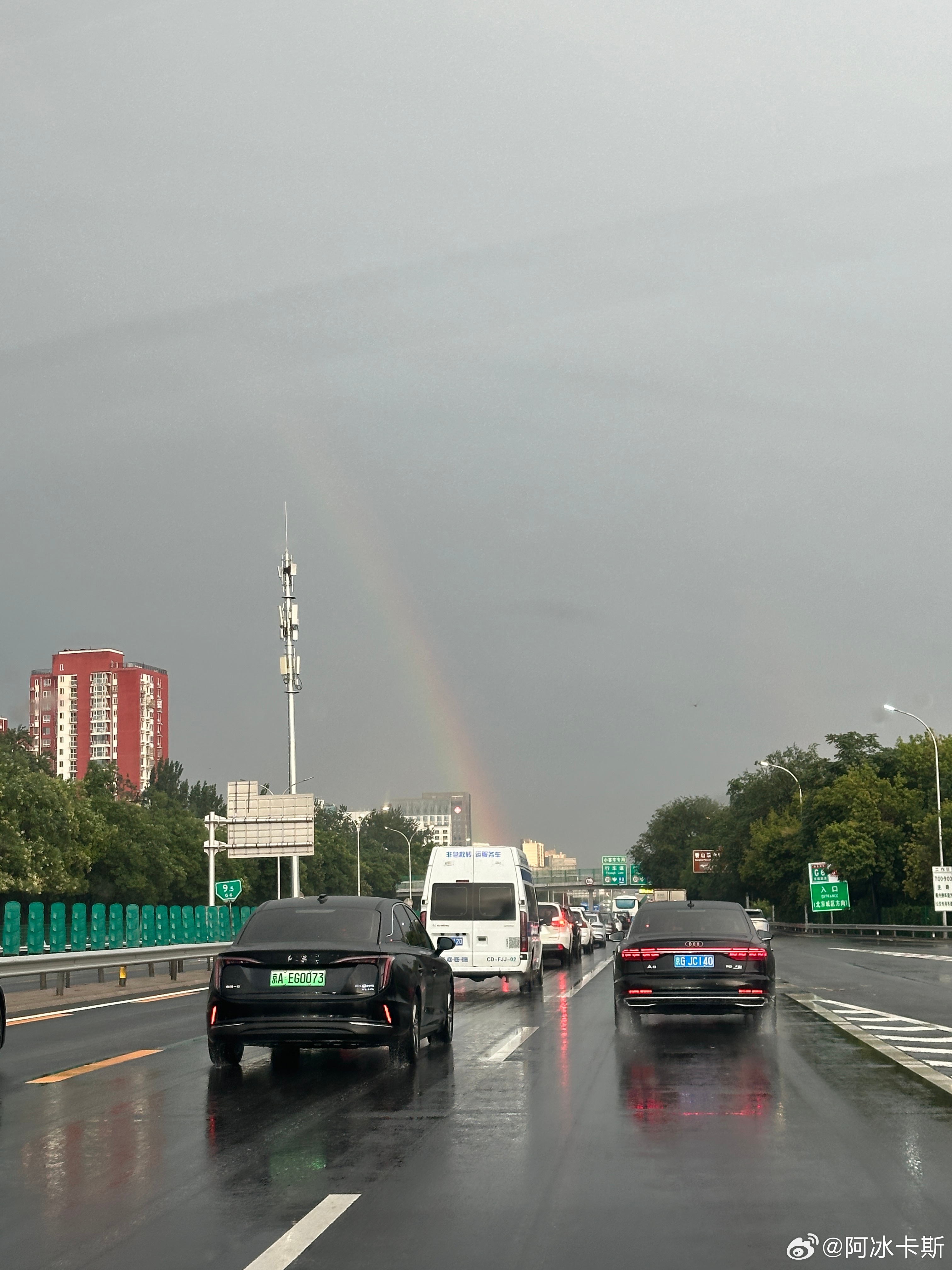 北京北站西边日落东边雨好吧好吧～下雨也还不错看到彩虹了 北京