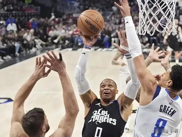逆天！威少季后赛球权使用率26.3%全队第一，命中率倒一

5月7日消息，NBA