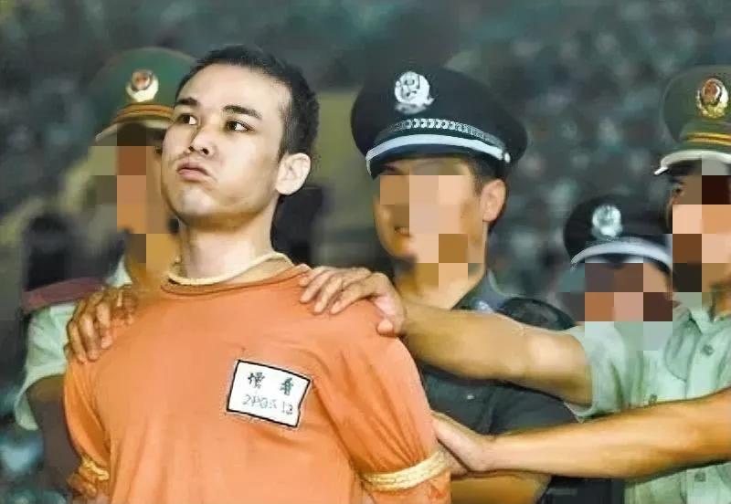 2001年，广东增城，一名死刑犯，即将被押赴刑场的镜头，照片中的他看起来非常年轻