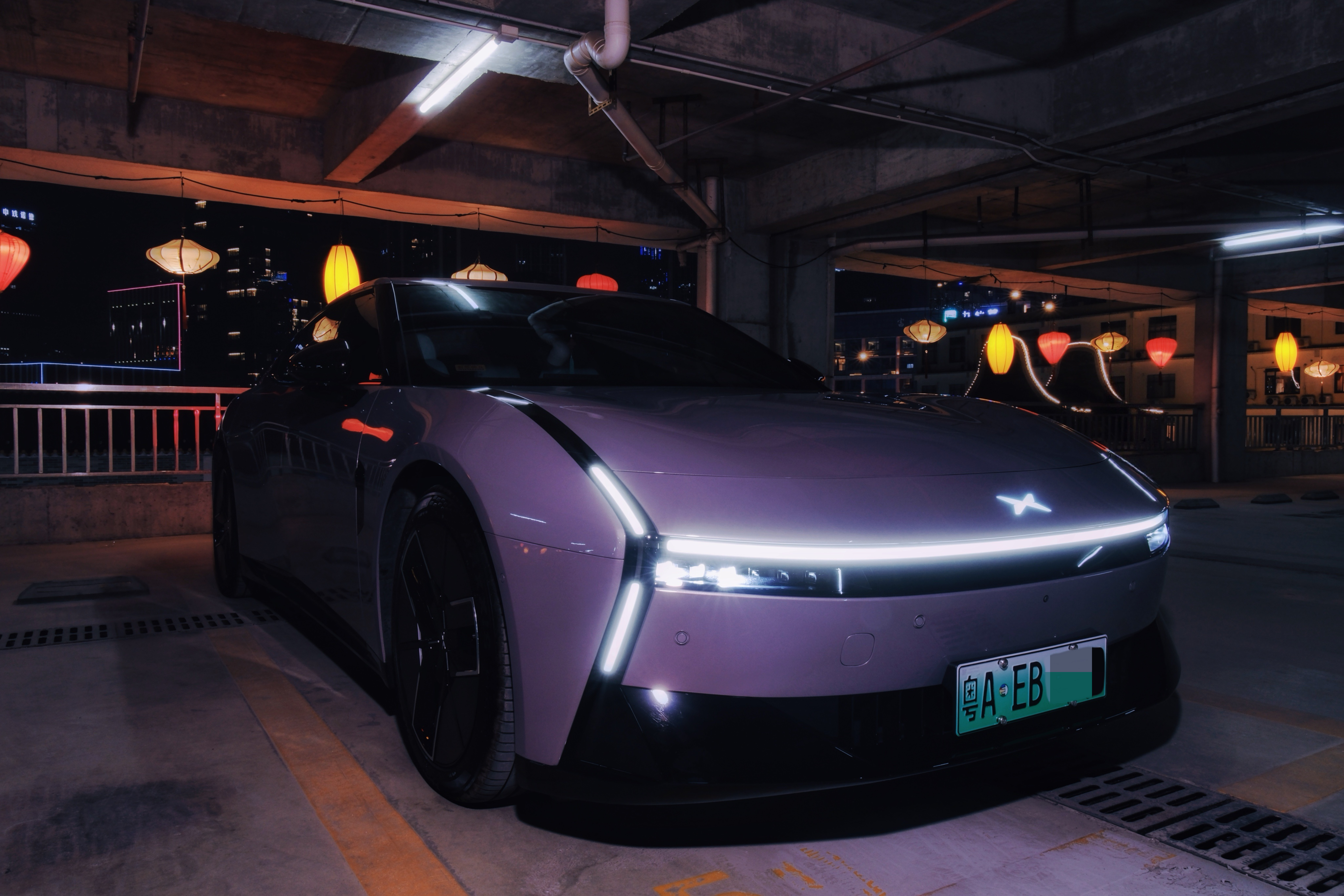 开小鹏P7，只要到一个环境不错的停车位，你就会忍不住要拍一张