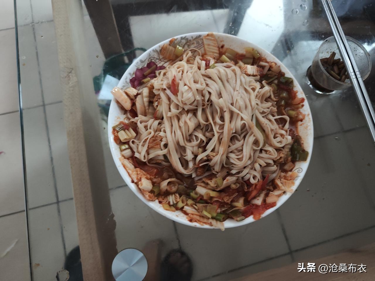 晒图笔记大赛6月28日傍晚，老婆为我下了碗面条，我问她吃啥，她说她不想吃面条，想