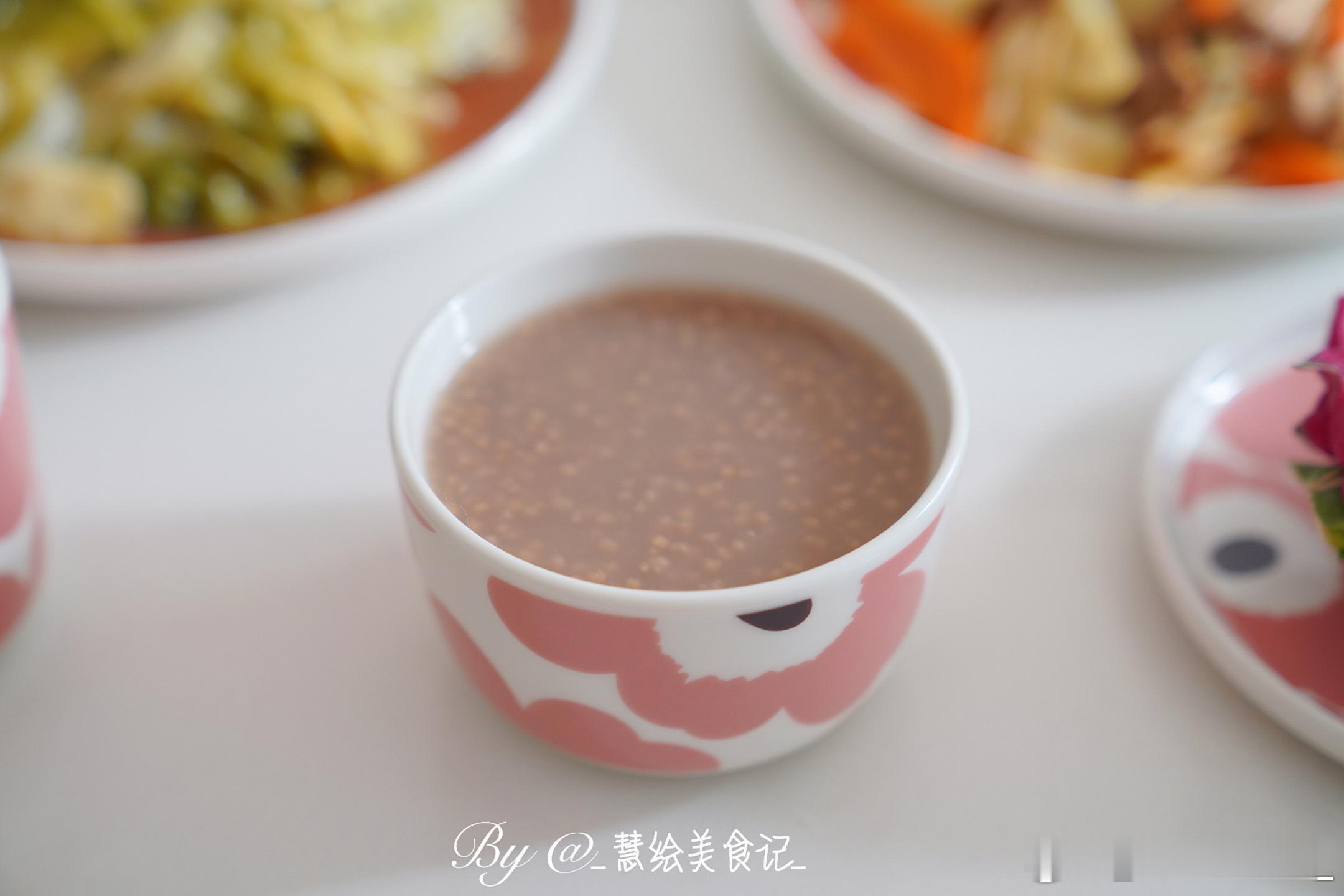 周五啦早饭茭白胡萝卜炒肉、素炒卷心菜、杂粮粥、燕麦米糊、火龙果~我的美食日记在家