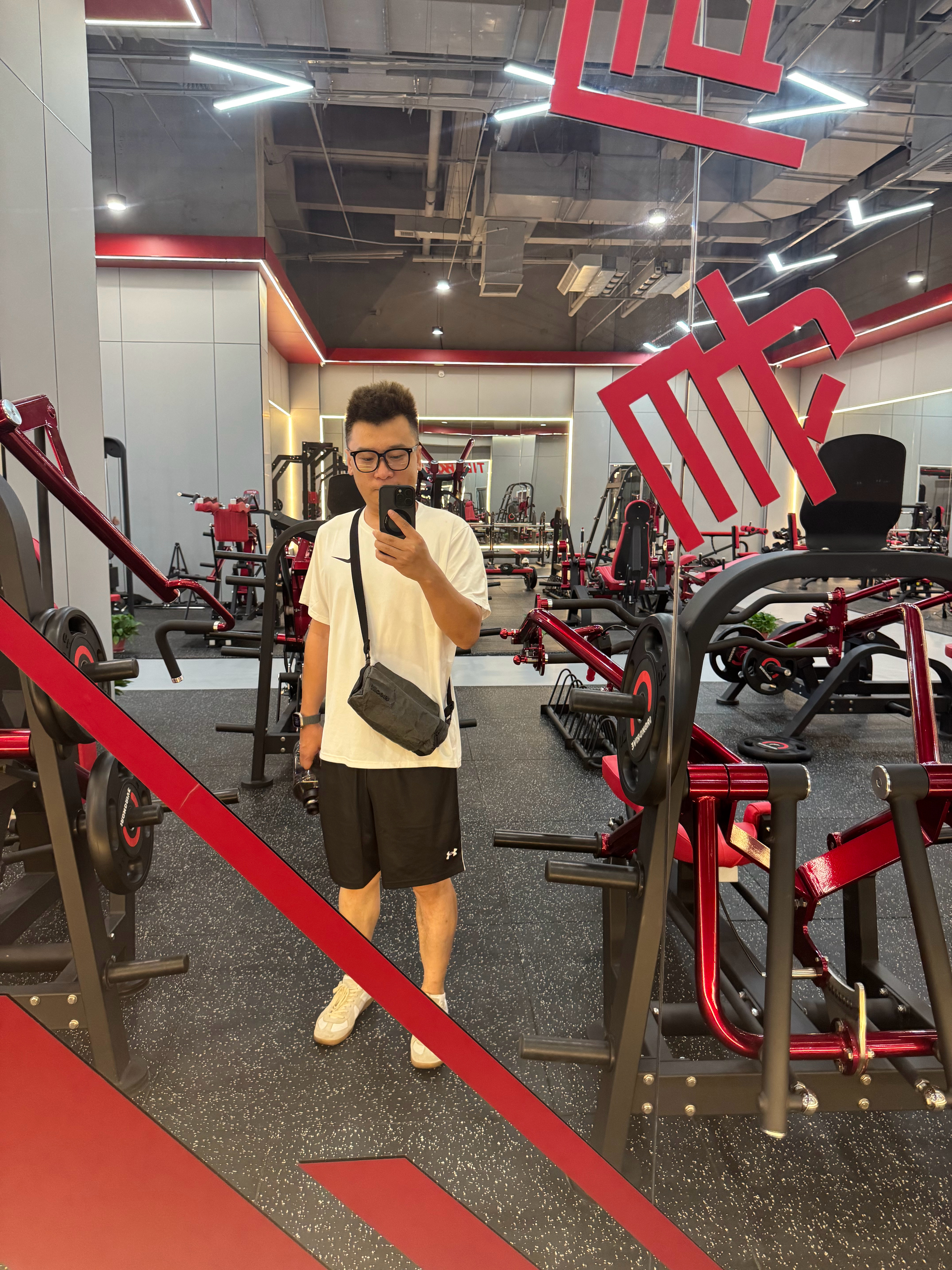 昨天的腿今天还是软塌塌，回家上下楼都要靠手抓栏杆撑着上。今天晚上要出差，想着明天