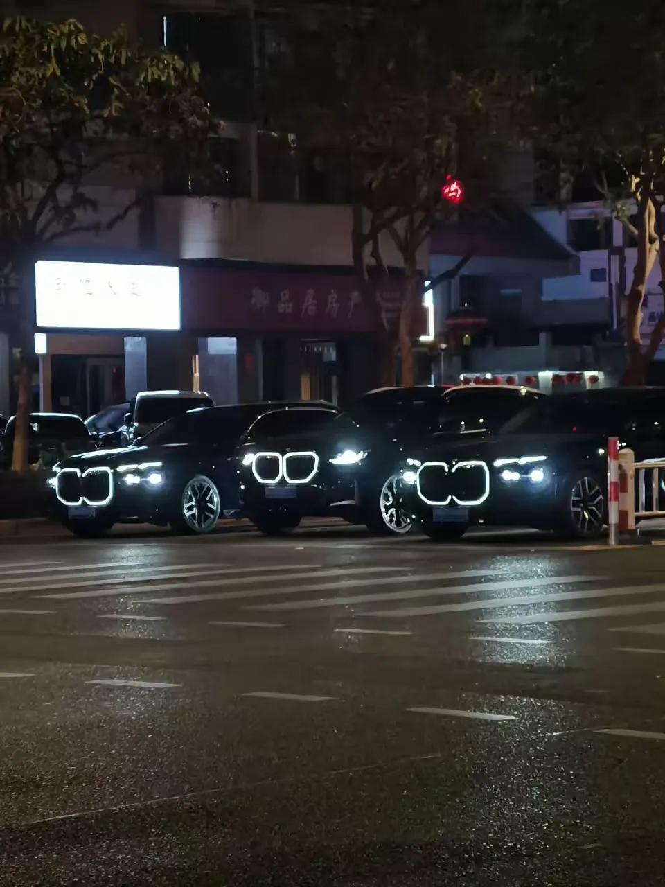 天黑了，认宝马就看这对大鼻孔！
现在新款宝马辨识度越来越高了，天一黑，鼻孔一亮就