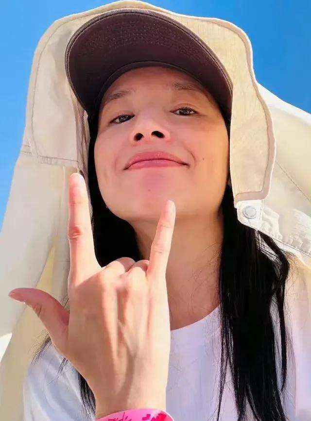 董洁偷拍顶顶，顶顶侧颜超帅，小小年纪直逼潘粤明颜值巅峰，和董洁长得太像了，都说儿