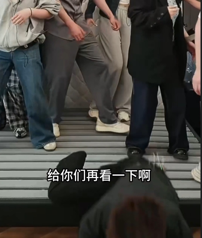 贾乃亮正面朝地摔倒贾乃亮说给大家拜早年了 笑不活了！贾乃亮着急不慎摔倒，临场应变