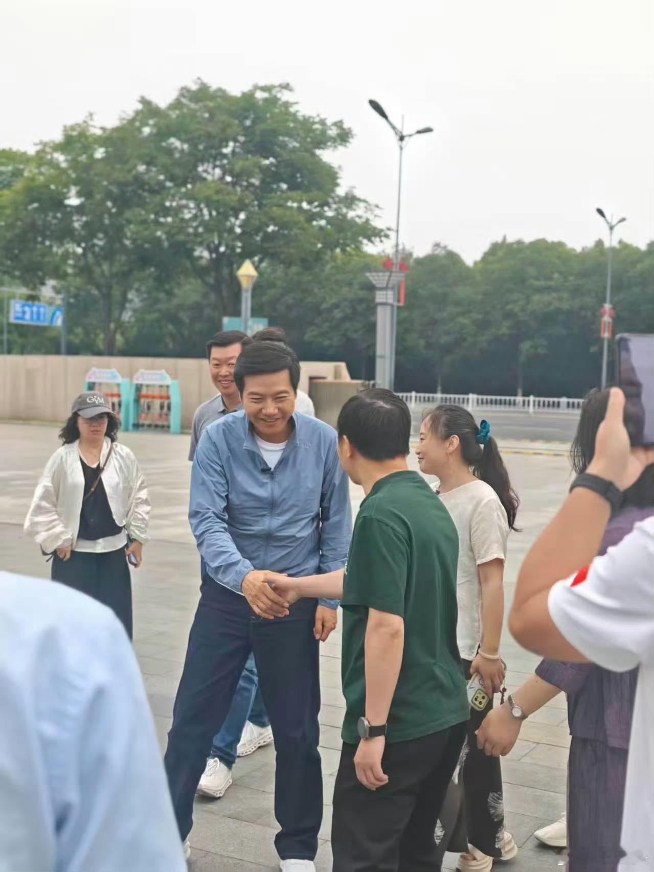 可能很多人都会问，为什么雷总要坚持做直播实测，而不是录播？其实这个就跟直招和录取
