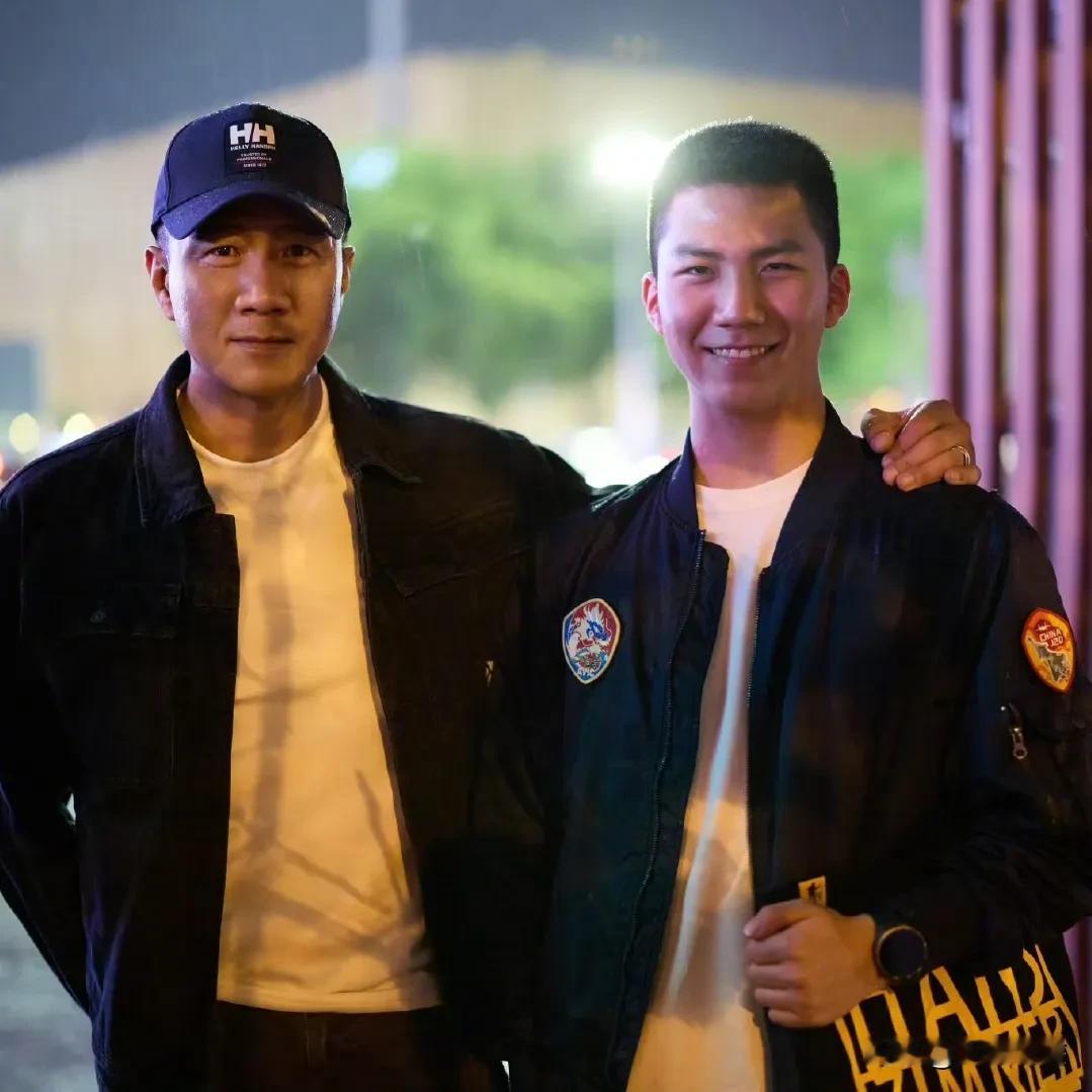 胡军的儿子康康必须是亲生的，越看越像胡军，就是不知他未来会不会进入演艺圈接胡军的