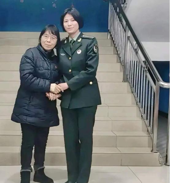 2025年春节前夕，云南丽江华坪县儿童之家。一个身穿便装的年轻女孩一路小跑，冲到