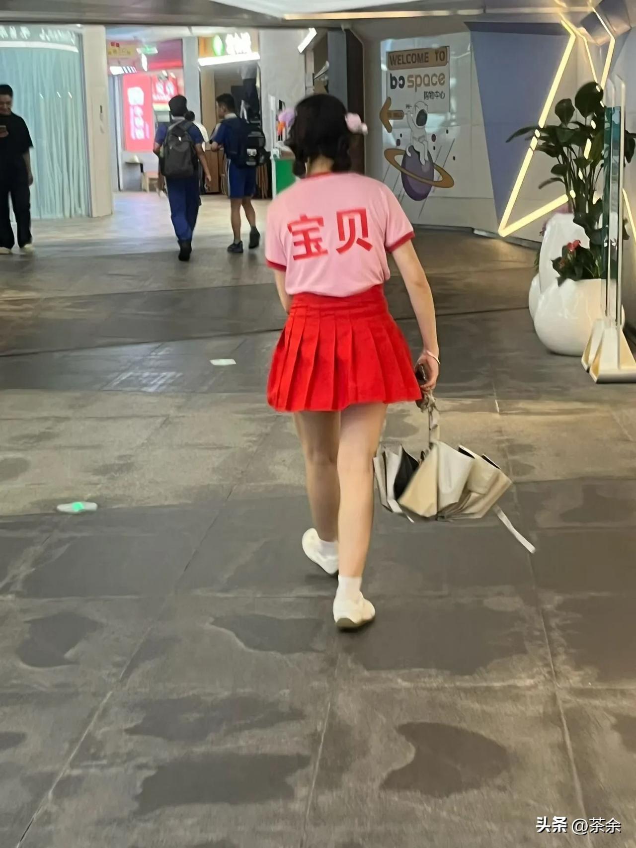 这套服装挺特别