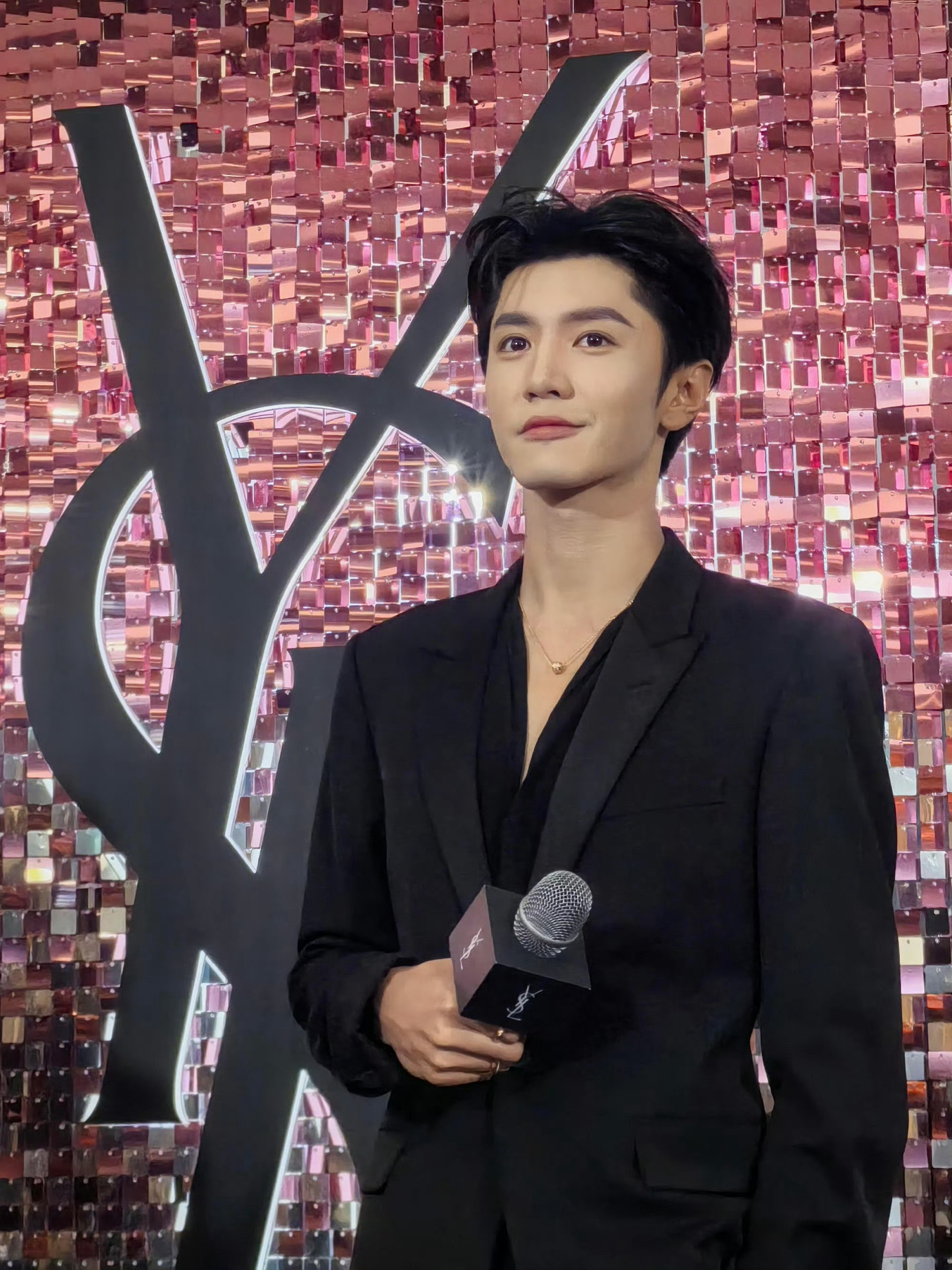 陈哲远不看那里挑战…🥵🥵陈哲远黑色v领西装陈哲远沈阳 ysl 品牌活动