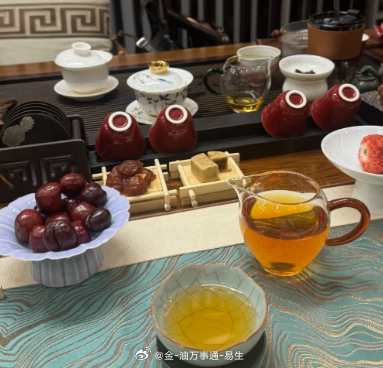 上个洗手间出来，刚好碰到隔壁公司老总，随便聊了两句，就被他拉着进去喝茶，聊聊天，