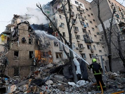 乌克兰突然宣布了。

当地 7 月 2 日凌晨基辅全城响起连环爆炸声，基辅市长克