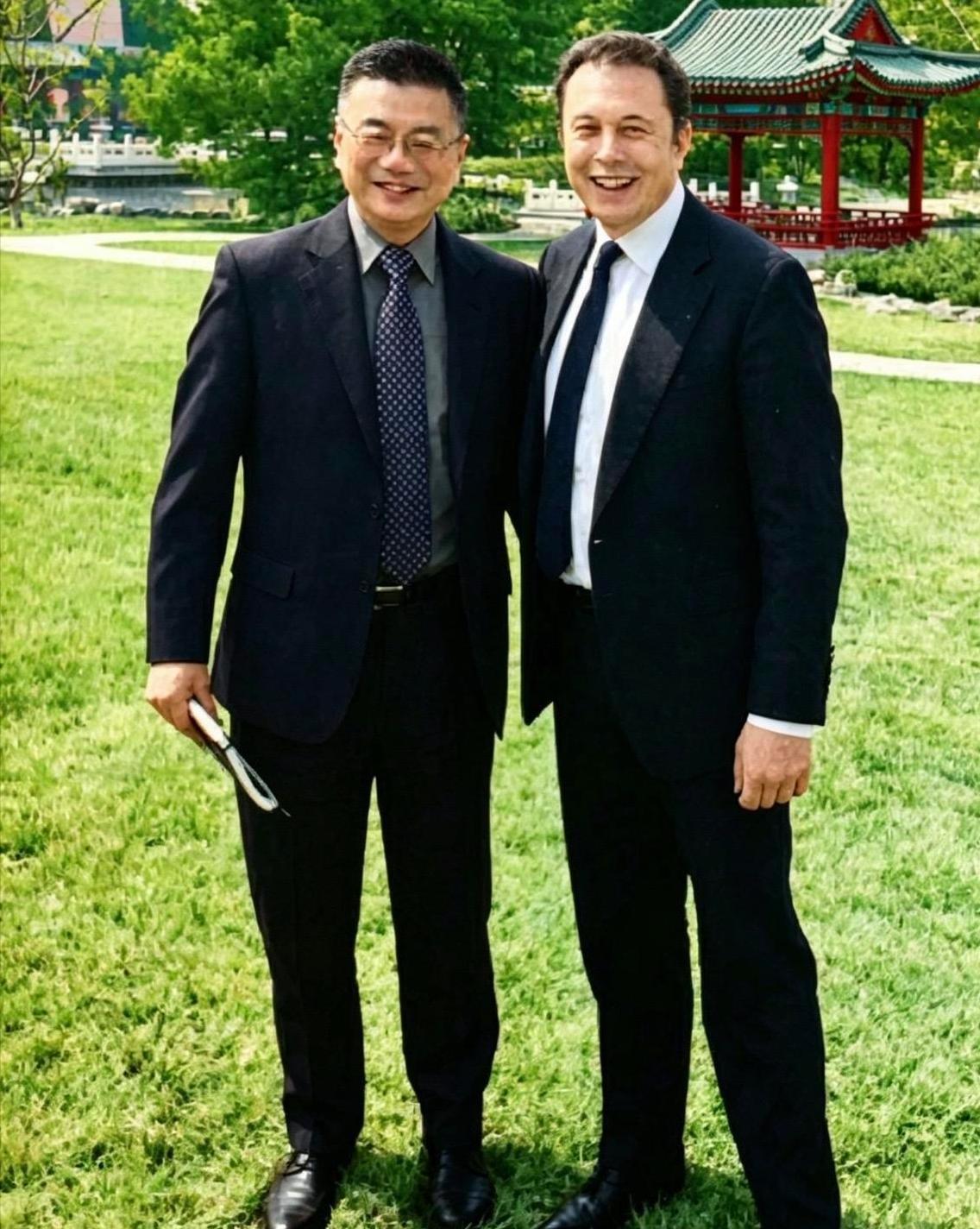 太意外！全球狂傲的马斯克，唯独对这位上海老同学甘拜下风。在国际商界，马斯克向来以