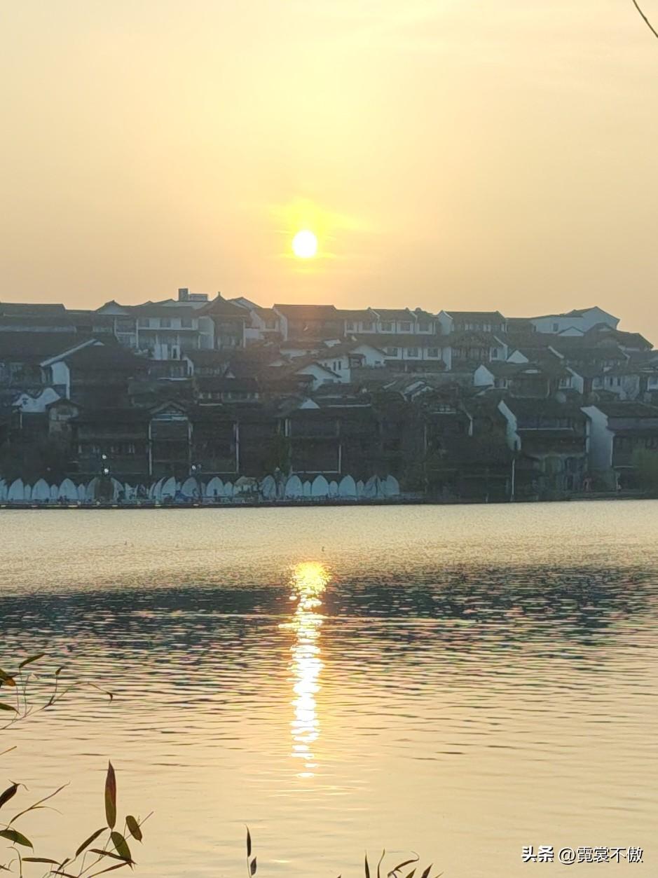 太阳掉进河里去了，猴儿们快下河捞呀！