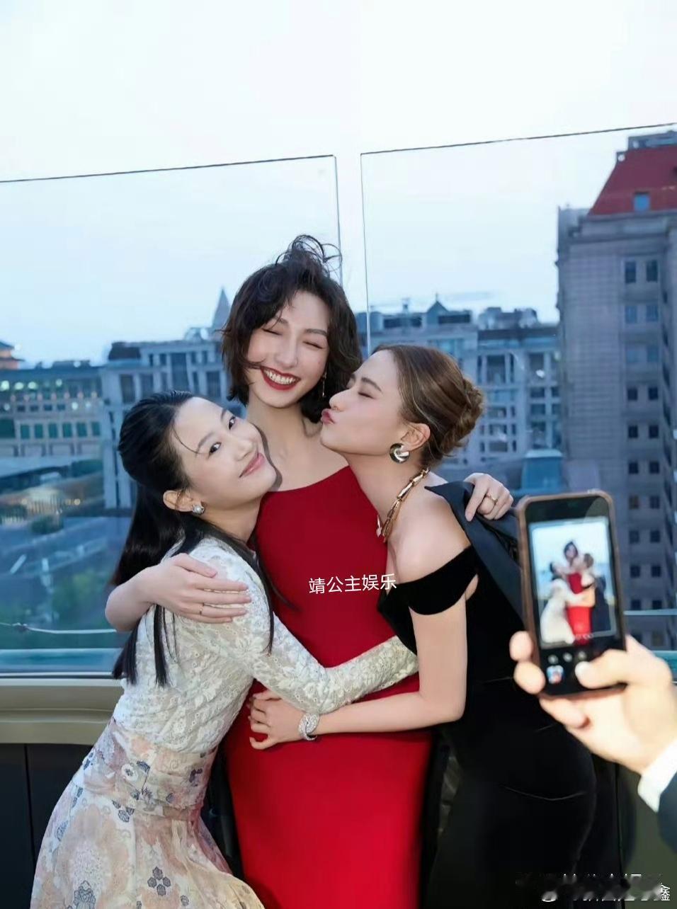 何超莲晒出和赵雅芝儿子黄恺杰夫妻俩的合影，状态松驰，互动有爱好温馨。一袭黑色抹胸
