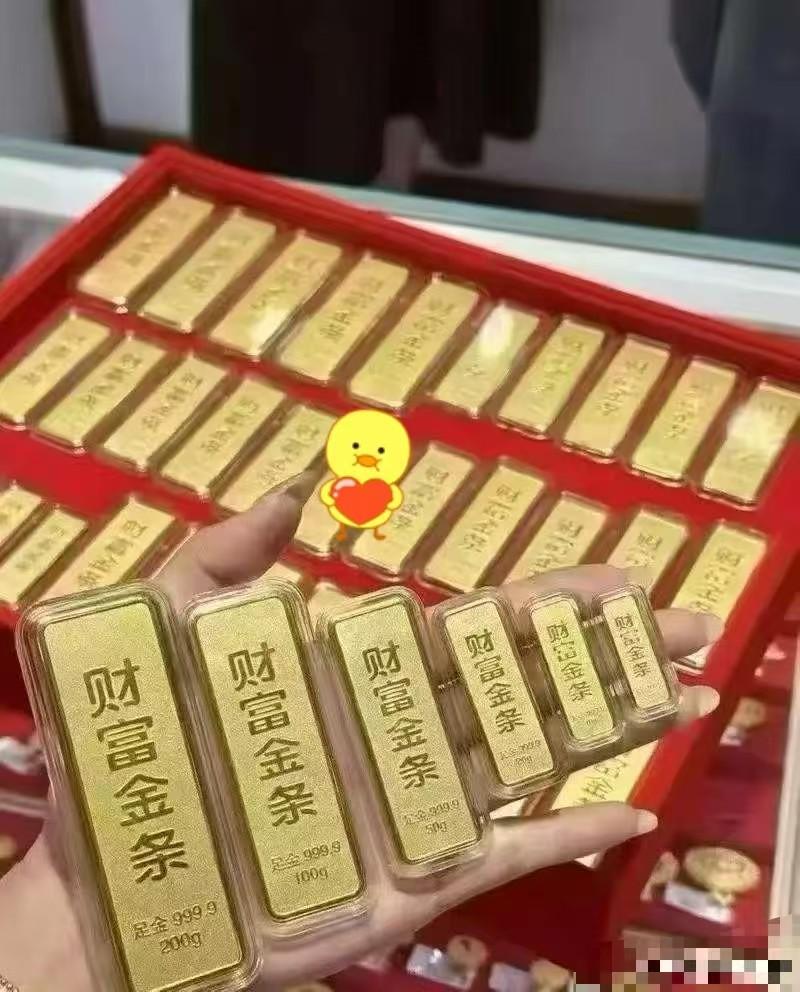 一个人把全部积蓄押在黄金上，均价1090买的，现在金价停在910两天了。不动了。