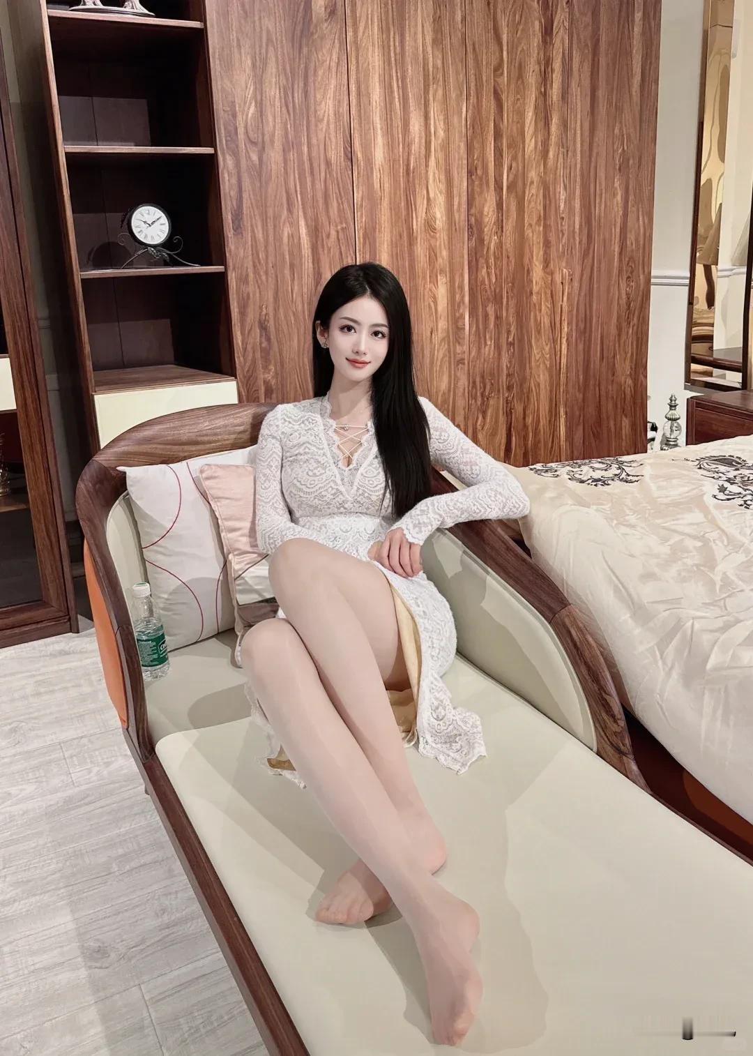 轻柔的白色蕾丝连衣裙与精致的丝袜，少女的甜美与纯真。女生怎么穿出清纯的感觉