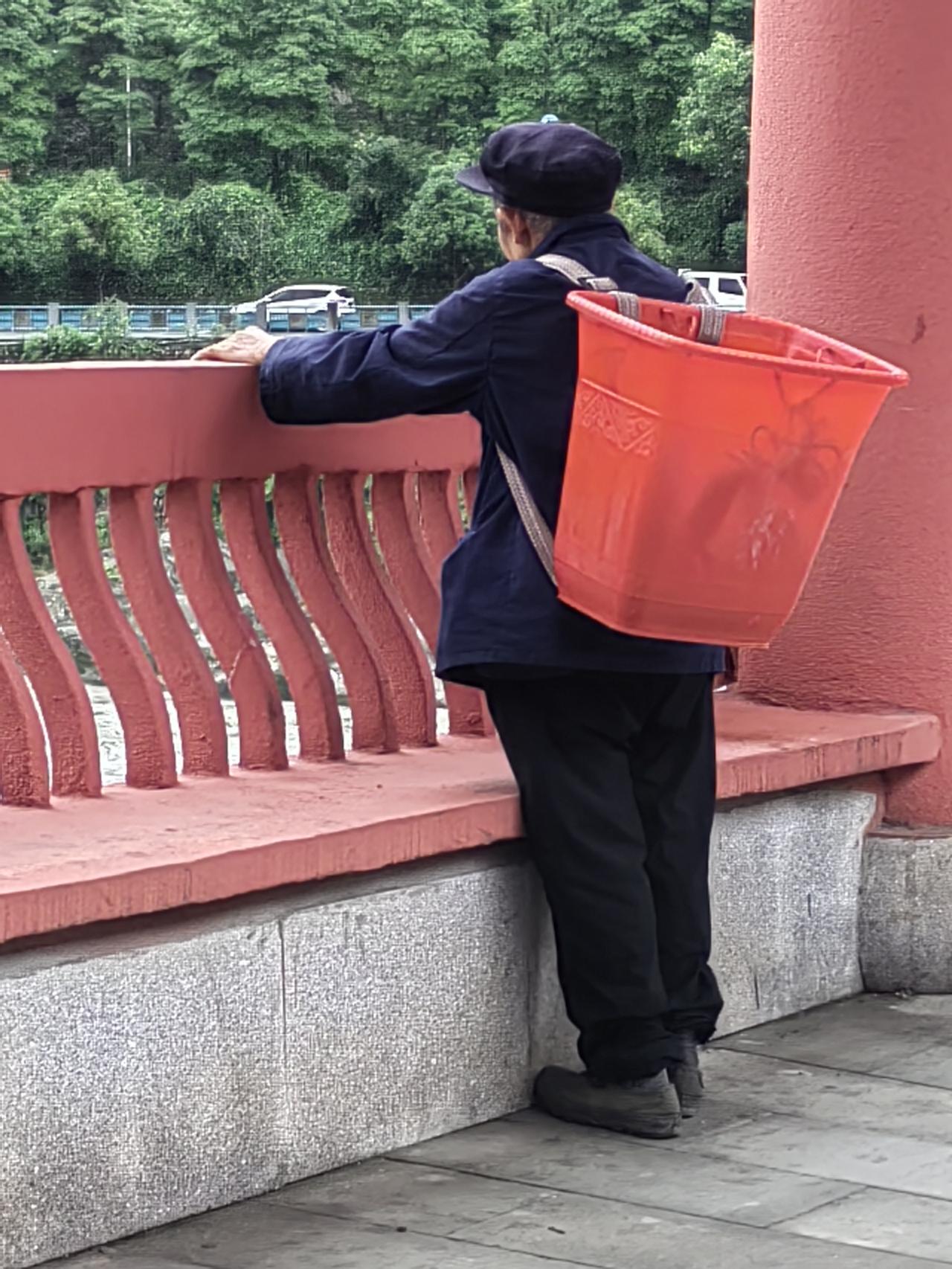 夏日生活打卡季昨天，早上在桥上看到一位大爷，在给什么人打电话，一打就是近一个小时