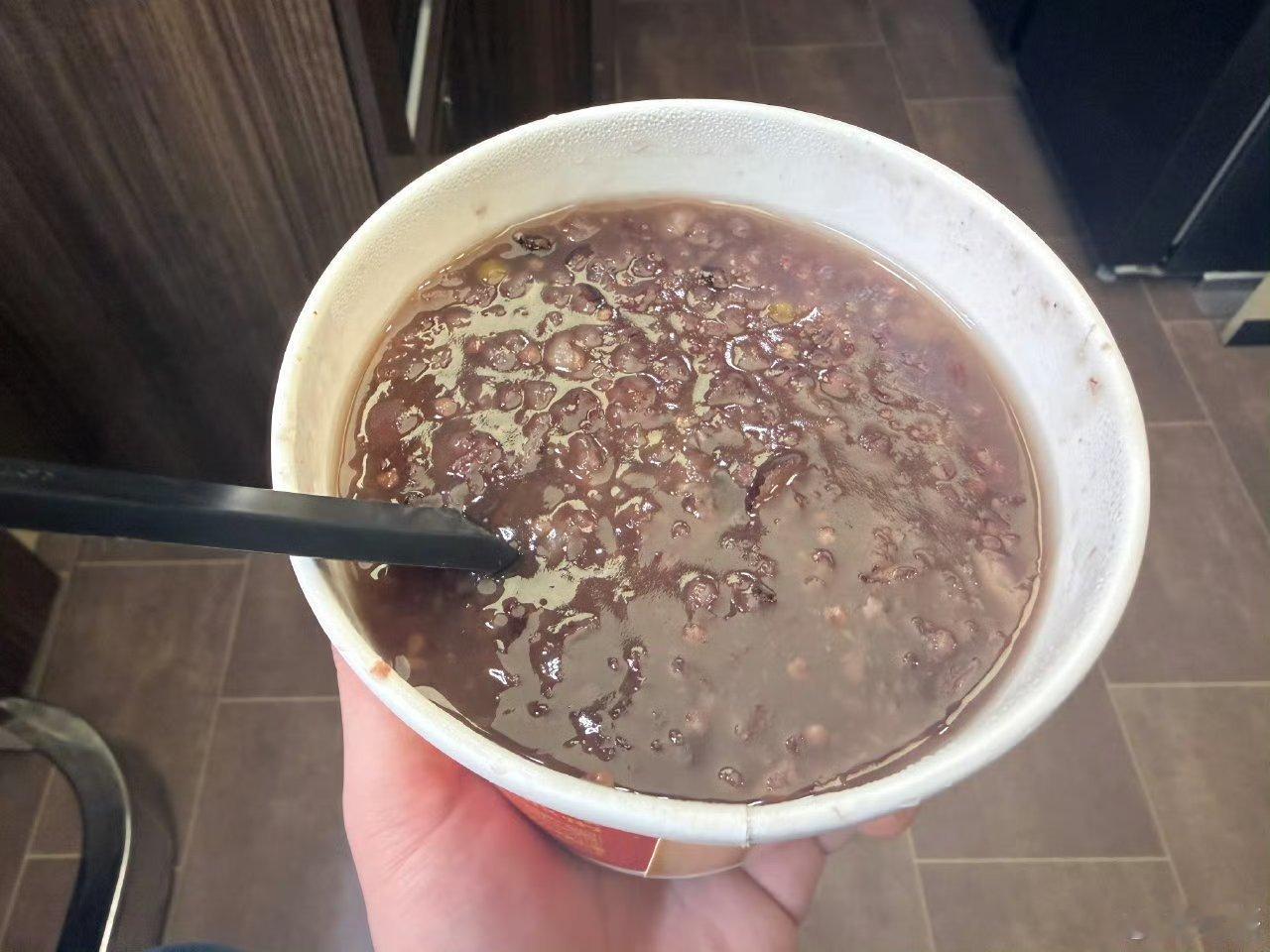 丞磊 请现场的粉丝们喝腊八粥了！人好好 好幸福吧！ 