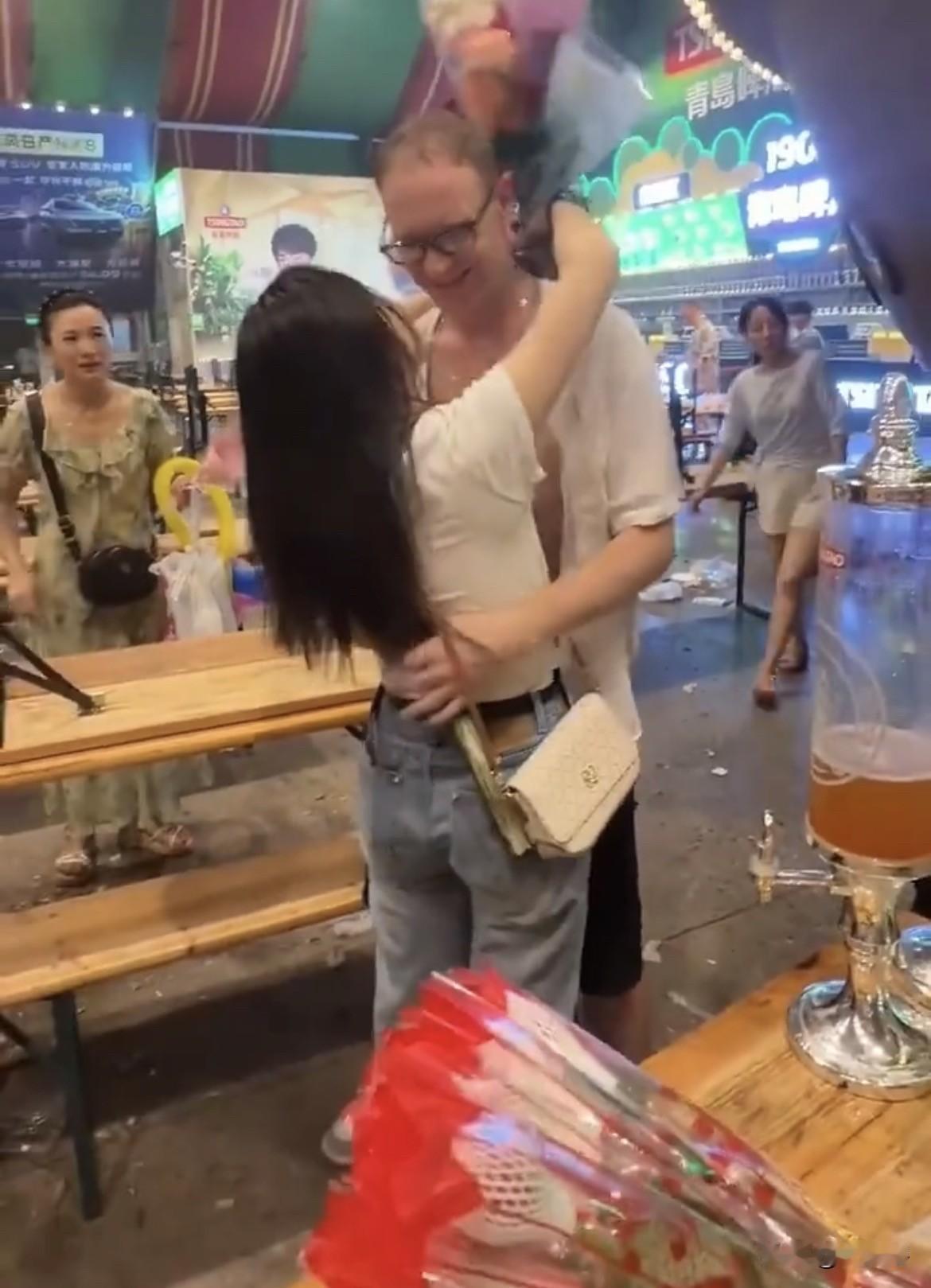 又见证了一对跨国恋情！
据社交媒体视频，一名外国人士向一位中国女孩表白成功，羡煞