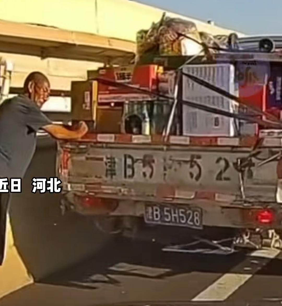 高架上演暖心一幕：货车抛锚，过路司机合力推车
 
近日在河北一处高架上坡路段，一