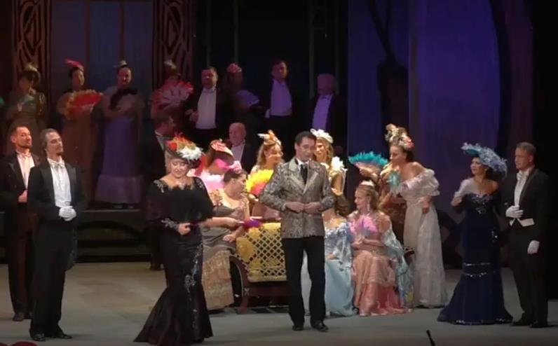 阵亡的乌军士兵家属被邀请观看了轻歌剧《快乐的寡妇》。
  无聊看看乌克兰的网站和