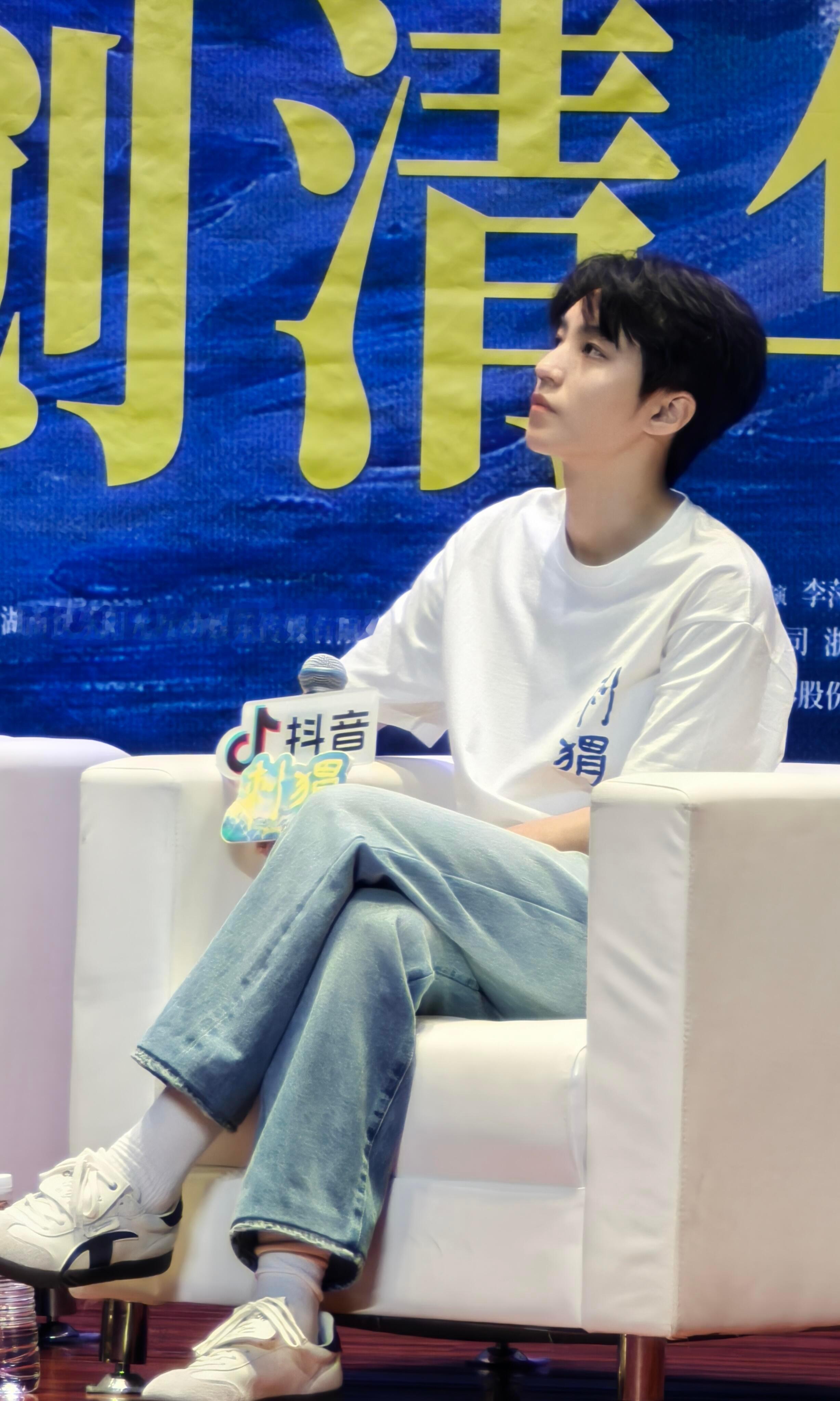 #王俊凯[超话]# 仰头和低头的小猫温温柔柔的好漂亮，好好看的侧颜好精致的小脸，