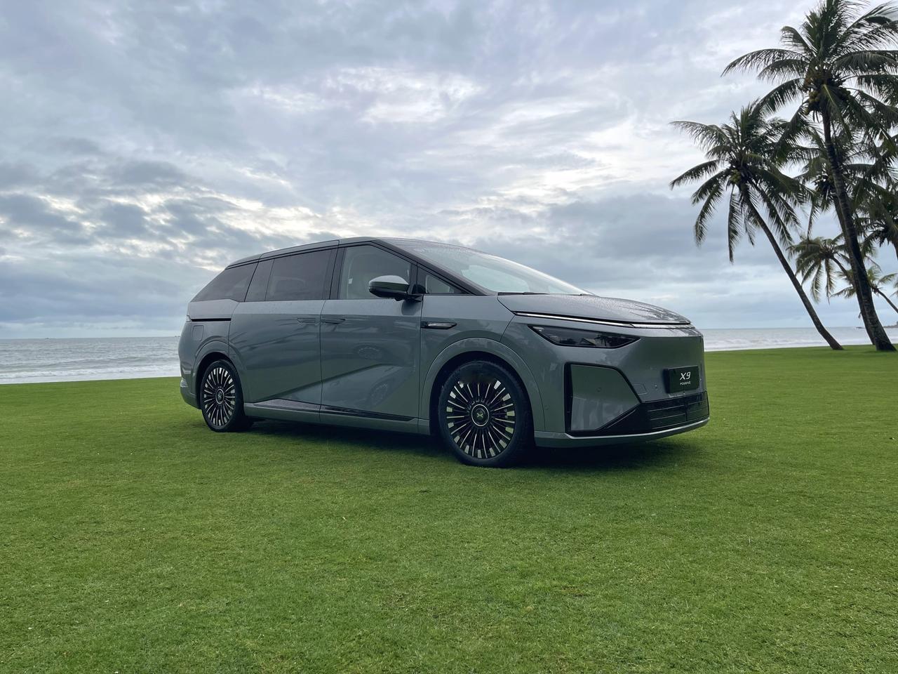 小鹏X9超级增程实拍图来了！
全新车漆极光青，前脸新增智能可变进气格栅，
并且内