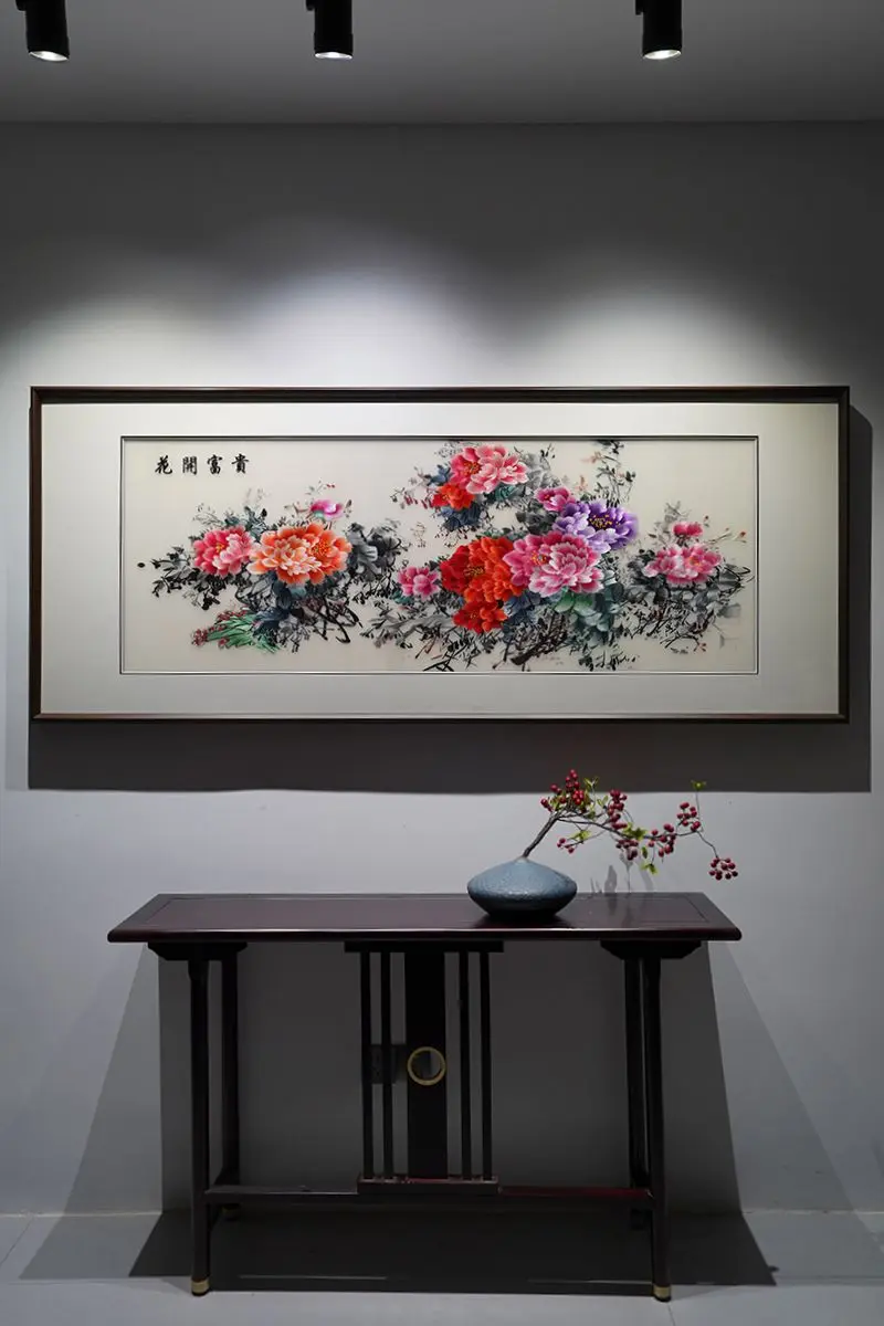 丝绣牡丹盈锦卷，花开富贵满厅堂 柔丝织群芳满幅，走线分牡丹雍腴、枝叶苍...