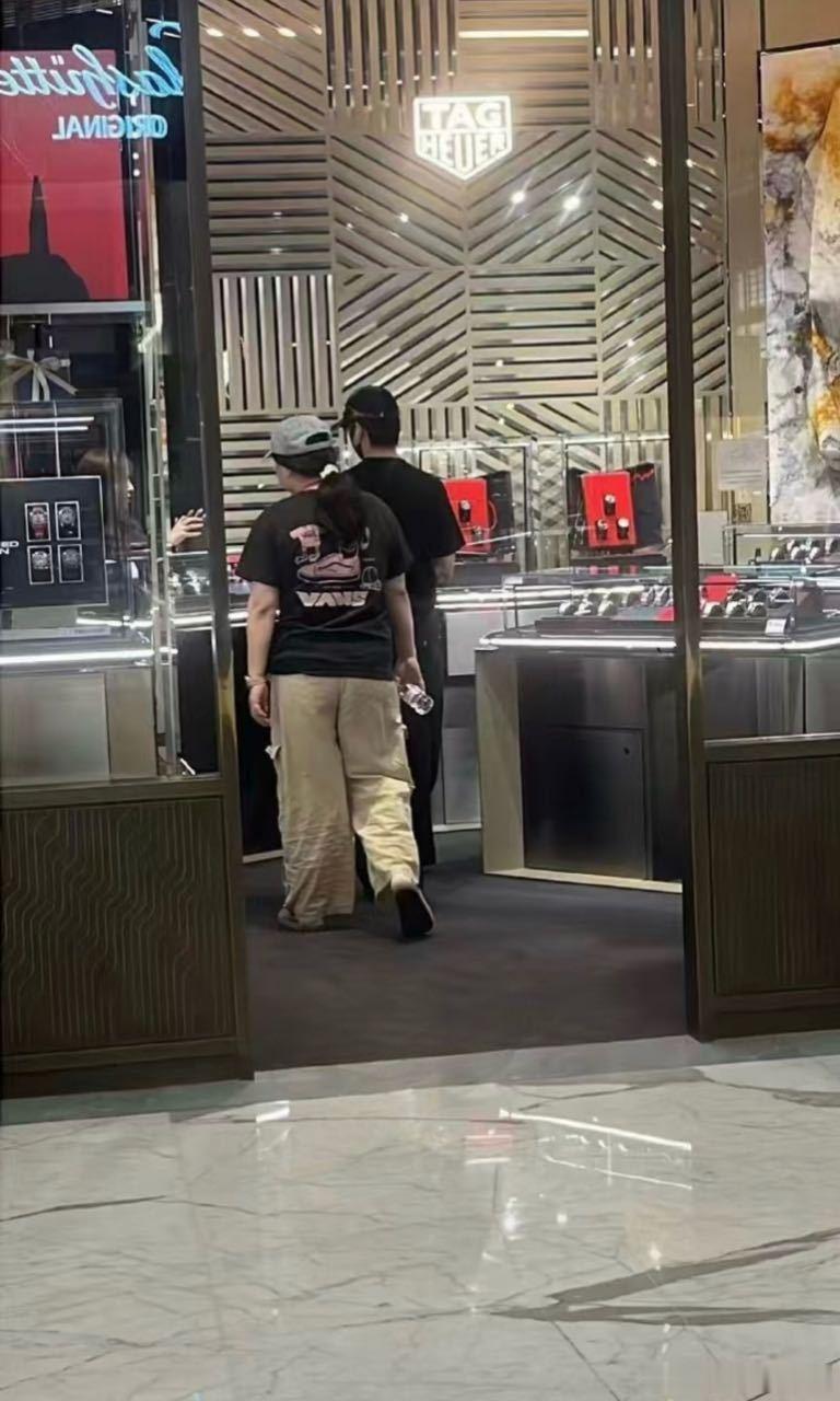 莼莼挨了那么多骂都不配🩲给买块表吗