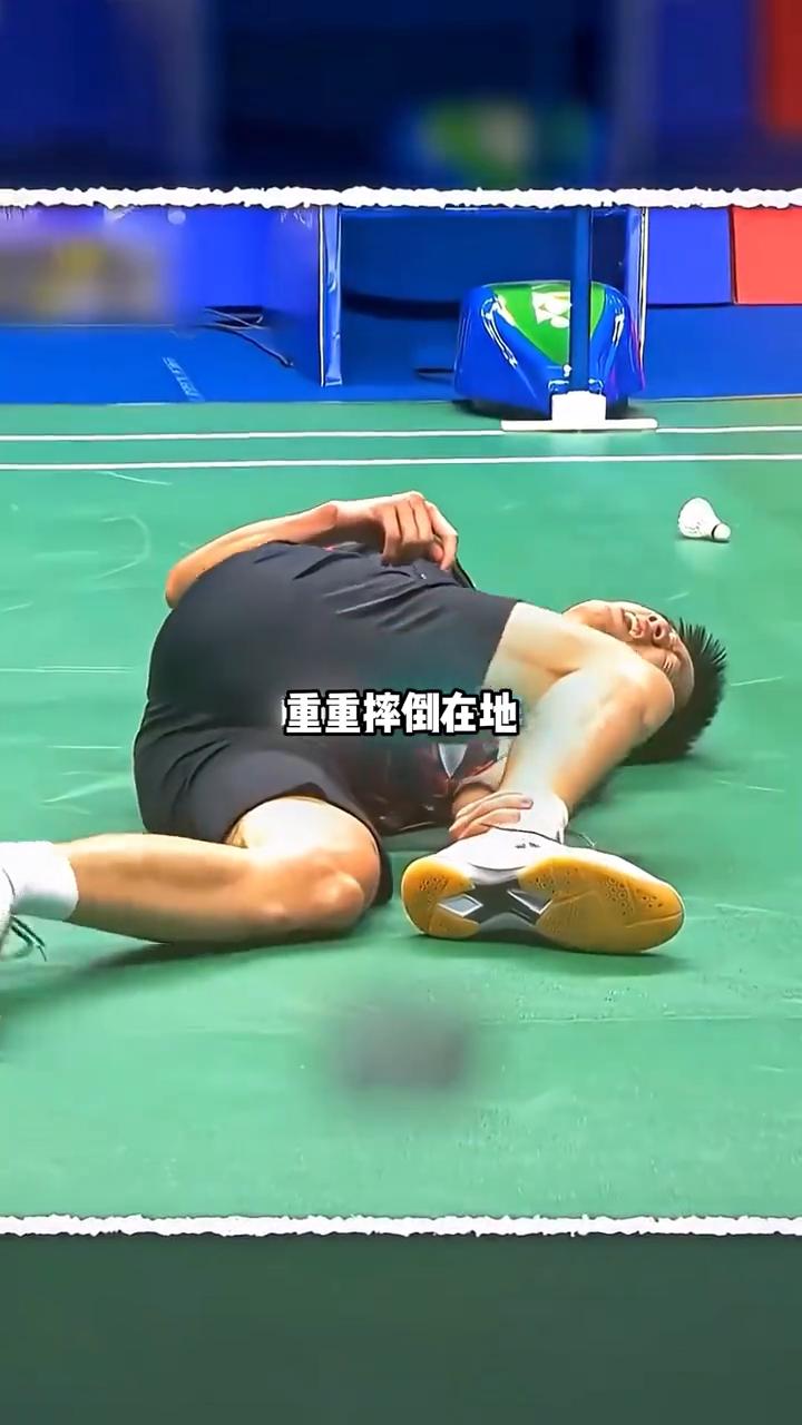 从重伤倒地到奇迹夺冠。
这位羽毛球选手即将拿下生涯首枚奖牌。就在这时，他的右脚突