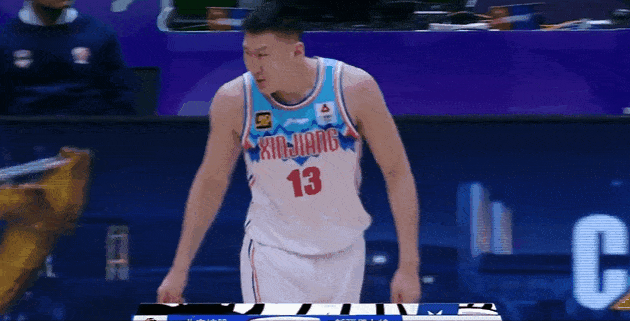 北控男篮vs新疆男篮 难得看到李炎哲这么生气啊！与和萨林杰抢位被吹双方犯规，李炎
