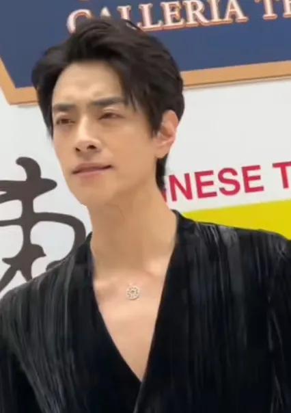 郑云龙，身穿黑色西装，型体高挑帅气，毕业于北京舞蹈学院音乐剧系2oo9级，国内地