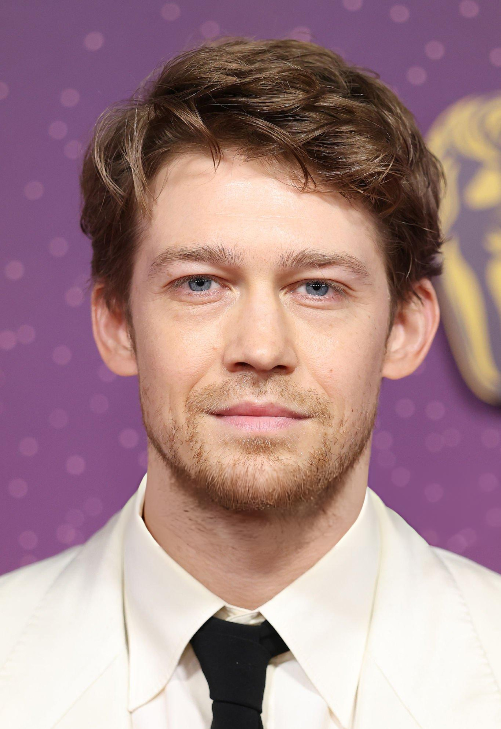 乔·阿尔文亮相英国电影学院奖红毯 