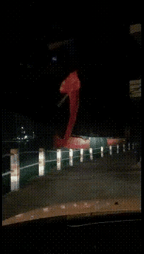 得到消息说女朋友劈腿，深夜开车去捉歼，没想到半路杀出个程咬金，等了一个小时了，过