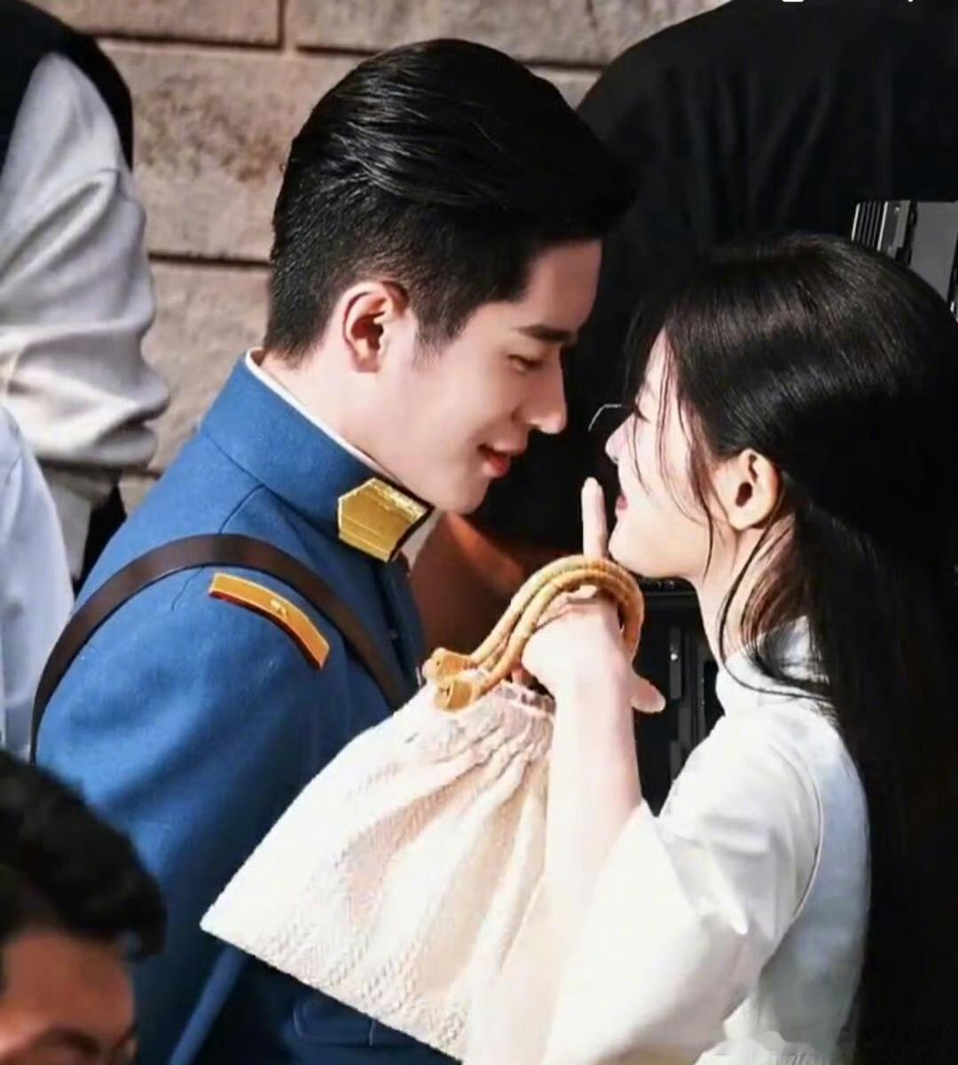 丞磊徐若晗壁咚路透丞磊徐若晗玉簟秋贴脸对视路透嗑疯了！ 民国少帅与佳人既视感！丞