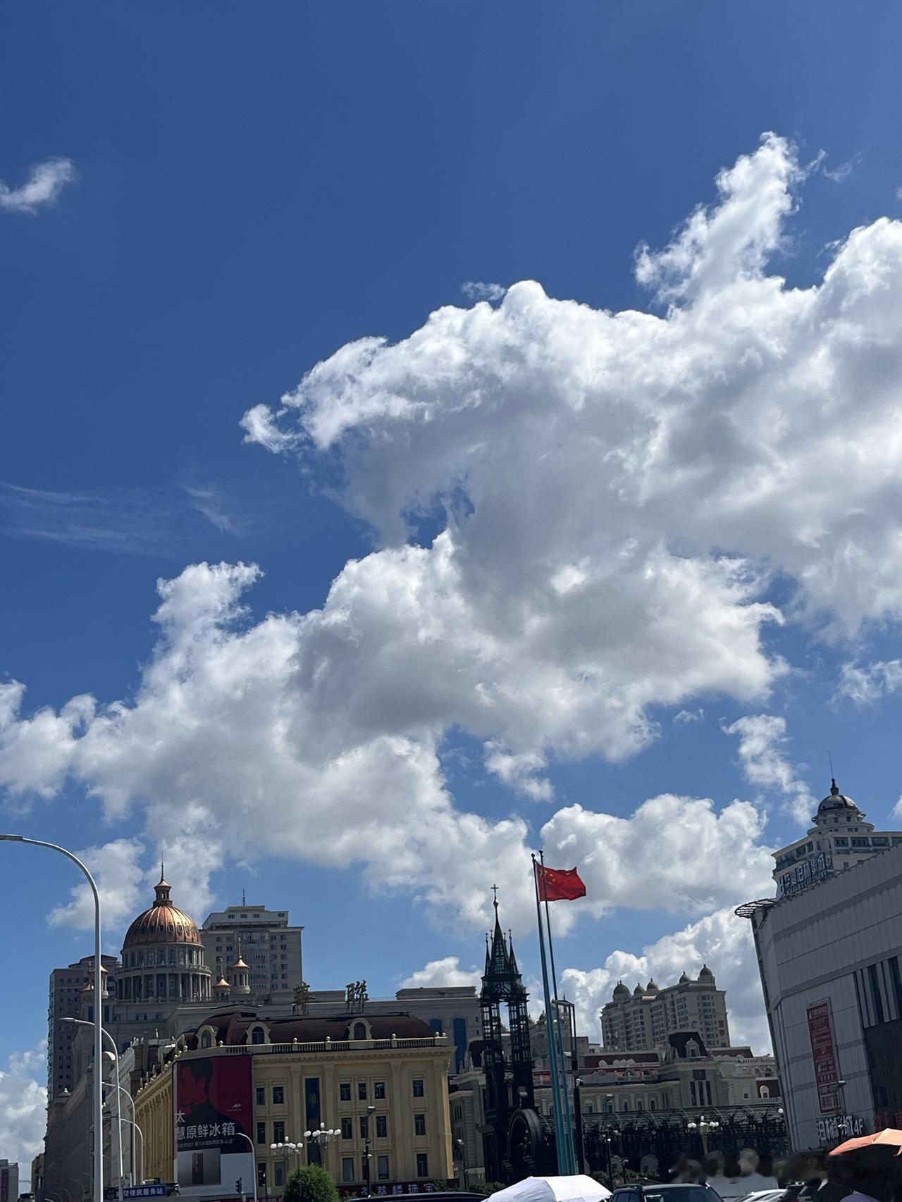 大朵的棉花云，随意地天空中游荡。