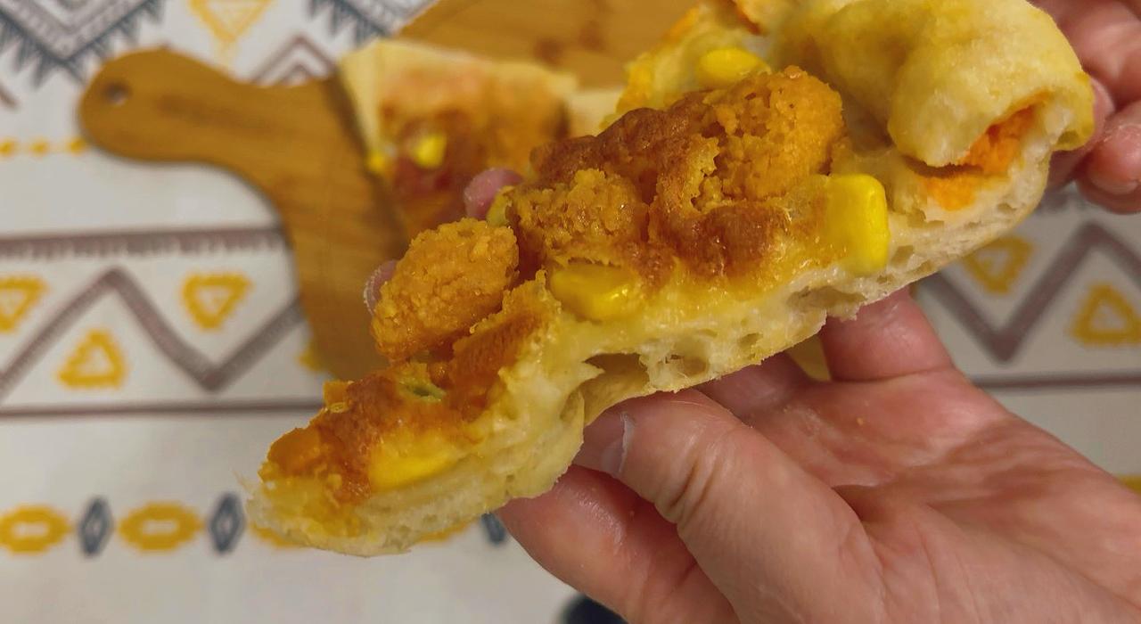 今天忙活了大半天，做了超想吃的红薯卷边咸蛋黄鸡米花披萨，从准备食材到整形烘烤，全