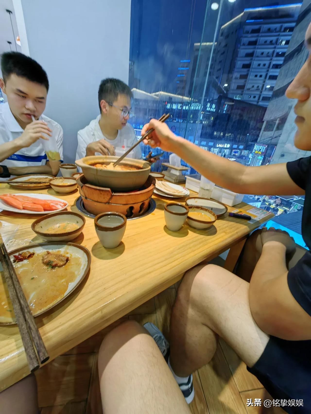 我上有一个漂亮外向很会说话的姐姐，下有一个读书特别聪明伶俐的弟弟，而我性格内向，