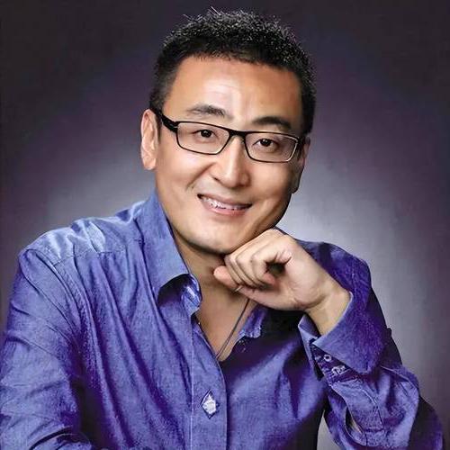 窦文涛问周星驰：你头发怎么全白了？周星驰一句话，直接把天聊死。 
他盯着窦文涛，