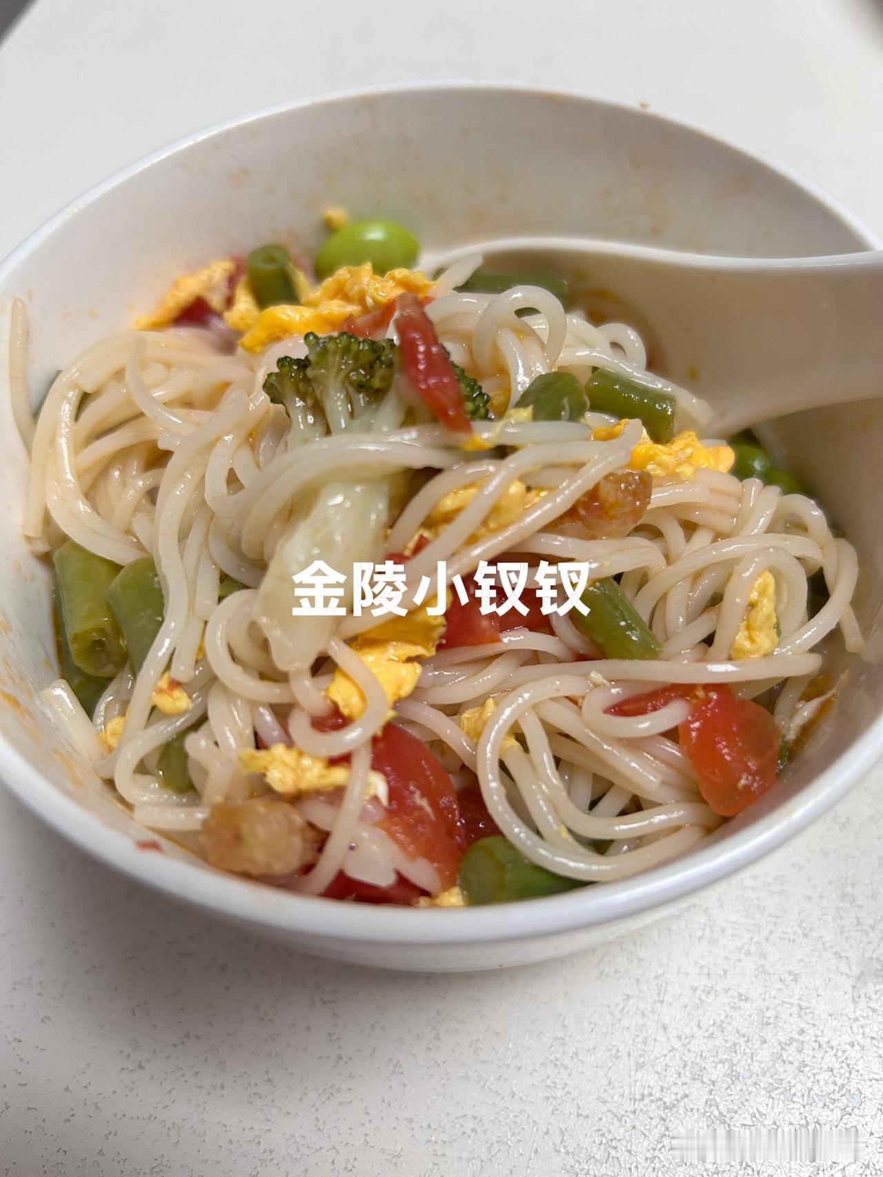 童言趣语乐无穷！

孙子小虎近期不愿意吃饭，而且学会了理论，今晚做的炝锅面，他看