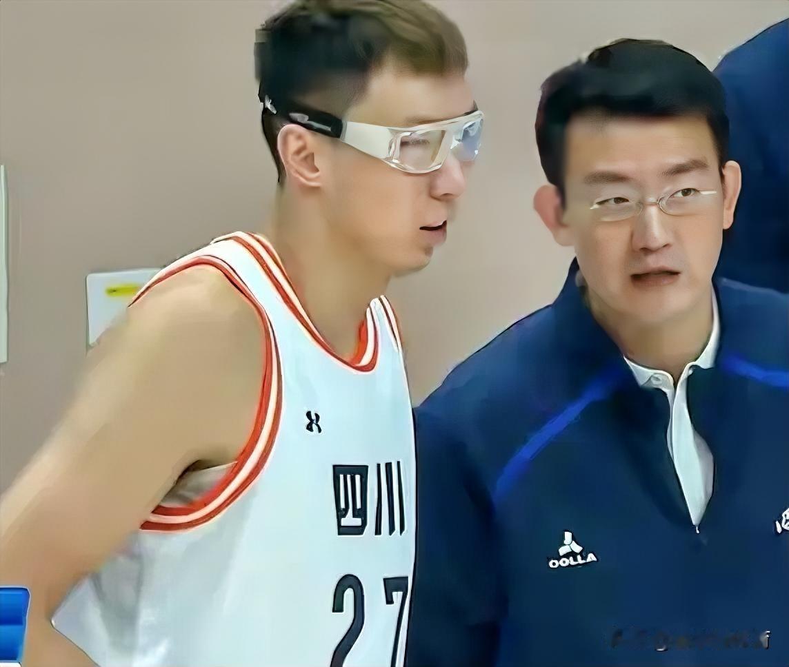 这个事看起来是不是有点好笑，周琦竟然为了600万，携手“四川广厦”队，要掀翻老东