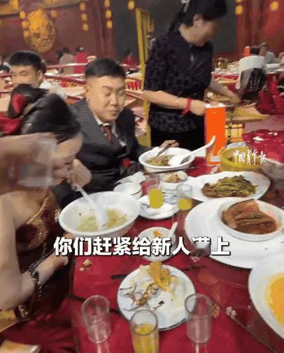 5月1日，山西阳泉一对新人的“吃播”火了。忙了一整天，终于能吃口热乎饭，新郎埋头