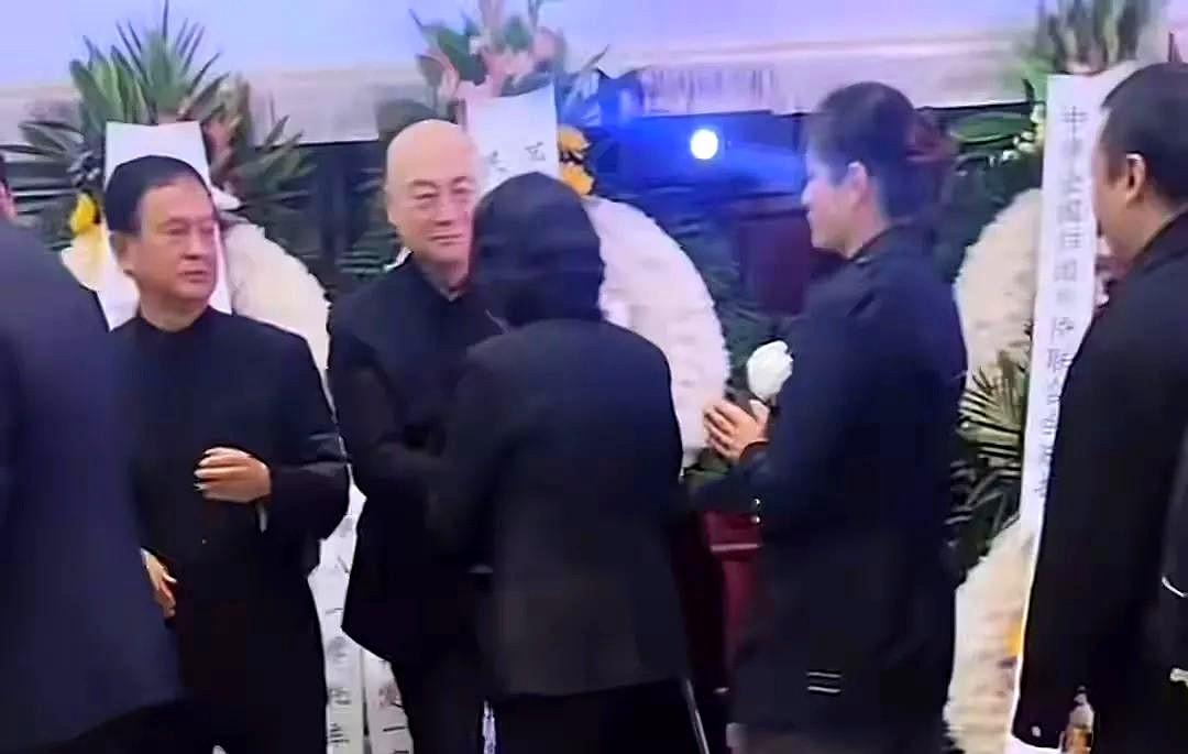 看着陈丽华的葬礼，我心里莫名有些触动。
没有琼瑶走时那空运的浪漫花海，也没有悠扬