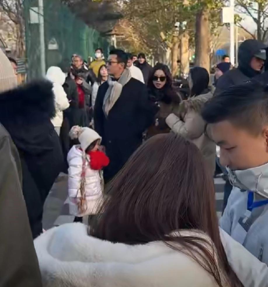 朱珠用行动诠释了什么叫拍照比老公重要，在某活动上，看到有好看的图片，朱珠抛开老公